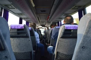 Autobús recorriendo una ruta ecológica por Centroamérica