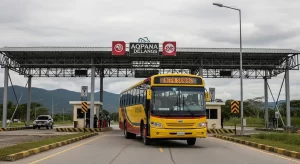 Autobús cruzando un control fronterizo en Centroamérica