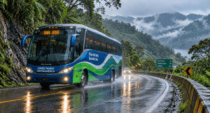 Viajero preparando equipaje impermeable para un viaje en autobús