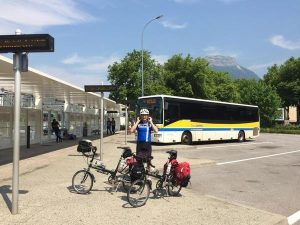 Ciclista organizando una ruta por carretera en Centroamérica después de viajar en autobús