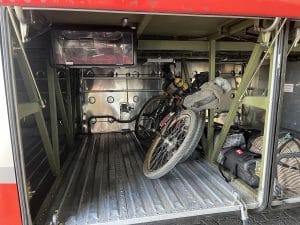 Ciclista protegiendo su bicicleta antes de transportarla en autobús