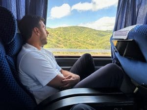 Pasajero mirando el horizonte desde la ventana de un autobús