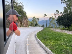 Viajero descansando durante una parada en una ruta de autobús